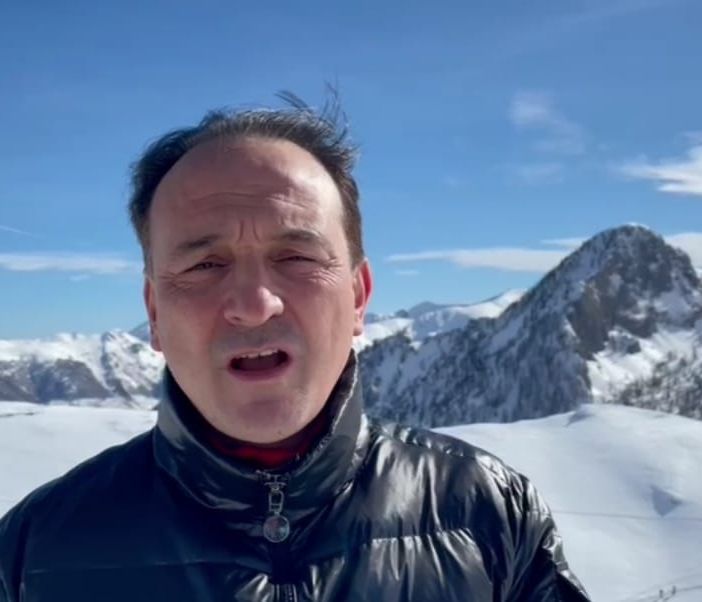 Alberto Cirio sulle piste da sci, primo piano