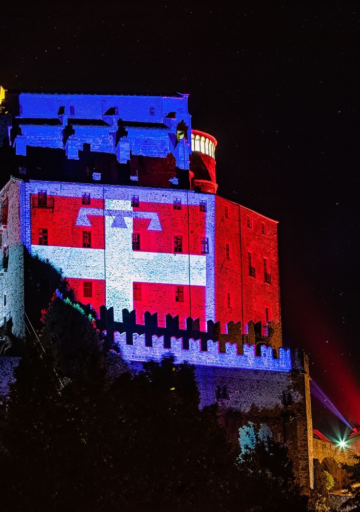 Il “Drapò” torna a illuminare la Sacra di San Michele