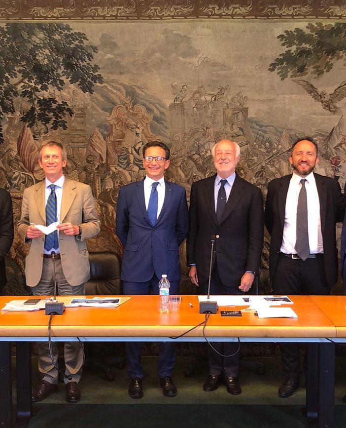 Persone sedute a un tavolo per siglare un accordo