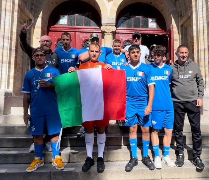atleti con bandiera tricolore