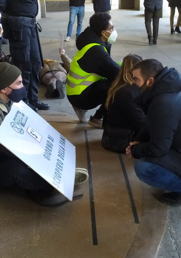 Emergenza climatica, nuova azione di Extinction Rebellion davanti al Palazzo della Regione