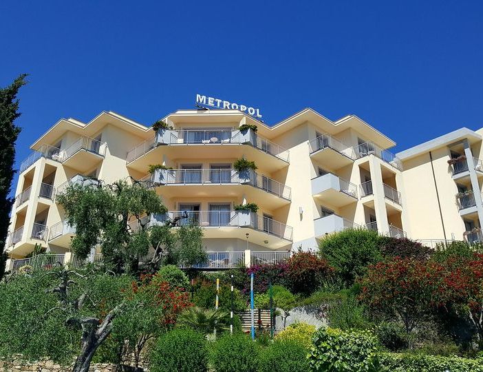 Desideri trascorrere le tue vacanze tra sole, spiaggia, divertimento e relax? Allora l'Hotel Metropol fa al caso tuo! (VIDEO)