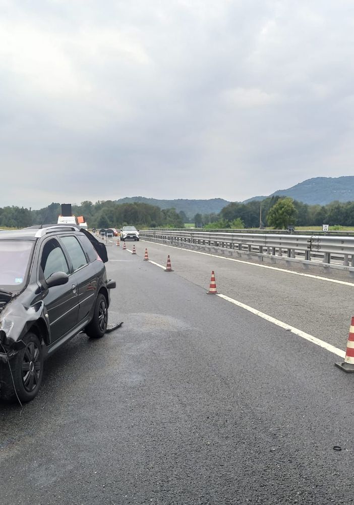 Strade scivolose per la pioggia: tre incidenti in tangenziale e in autostrada da Pinerolo a Ivrea