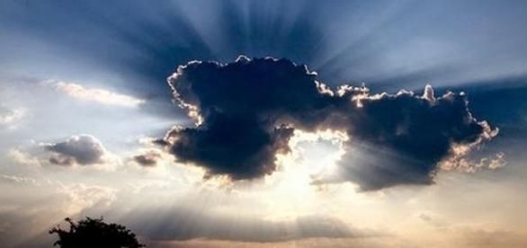 cielo con nuvole a coprire il sole