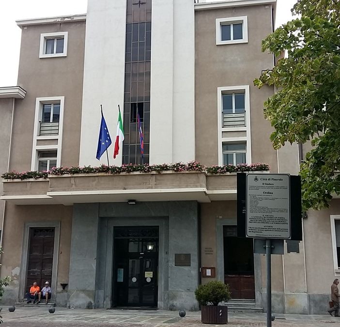 La facciata del Comune di Pinerolo diventa arancione per difendere i diritti delle donne