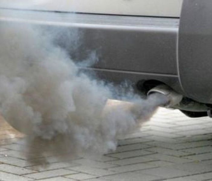 Smog, l'inquinamento peggiora e il semaforo diventa rosso: esteso lo stop ai diesel euro 5