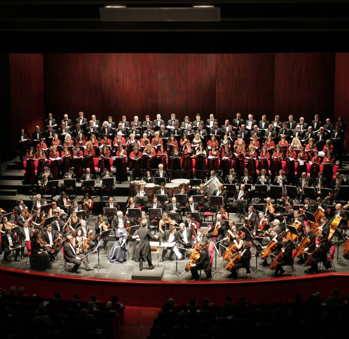 L'orchestra e il coro del Teatro Regio di Torino