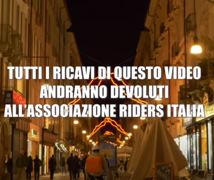 rider che pedala sotto luci d'artista