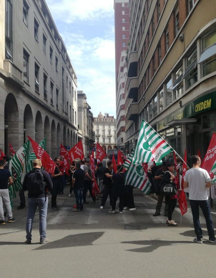 protesta di lavoratori in strada