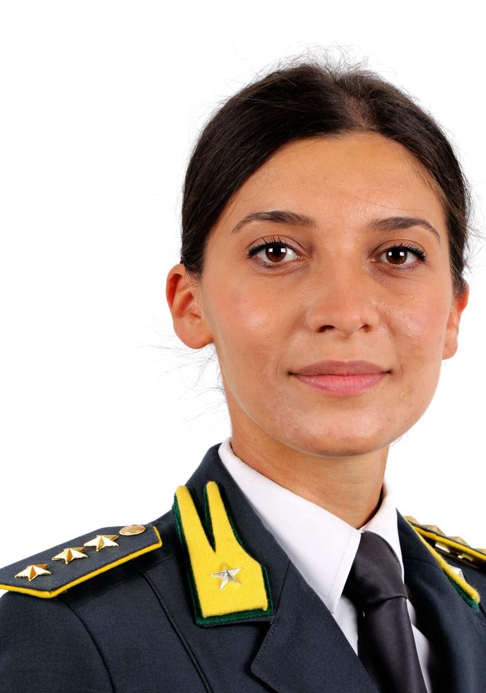 Donna in uniforme della Guardia di Finanza e gradi da capitano