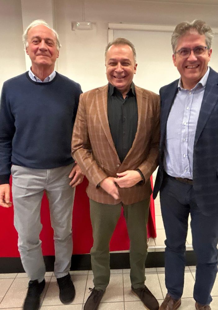 Tre persone insieme in foto