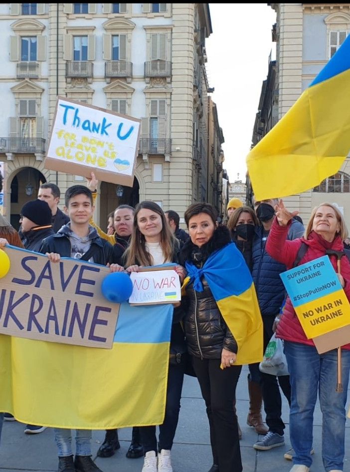 Una manifestazione pro Ucraina davanti al Comune (archivio)