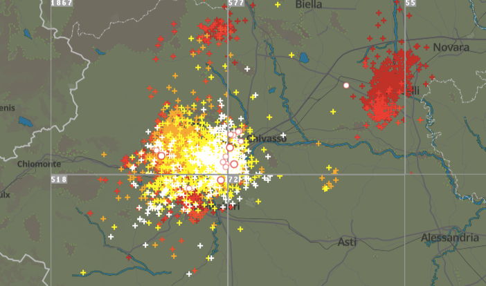 Tempesta di fulmini su Torino: migliaia di lampi illuminano il cielo sopra la città