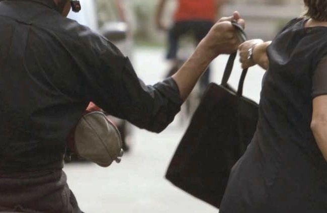 Strappa la collanina a una donna di 82 anni mentre si trova ai giardinetti: arrestato scippatore &quot;seriale&quot;