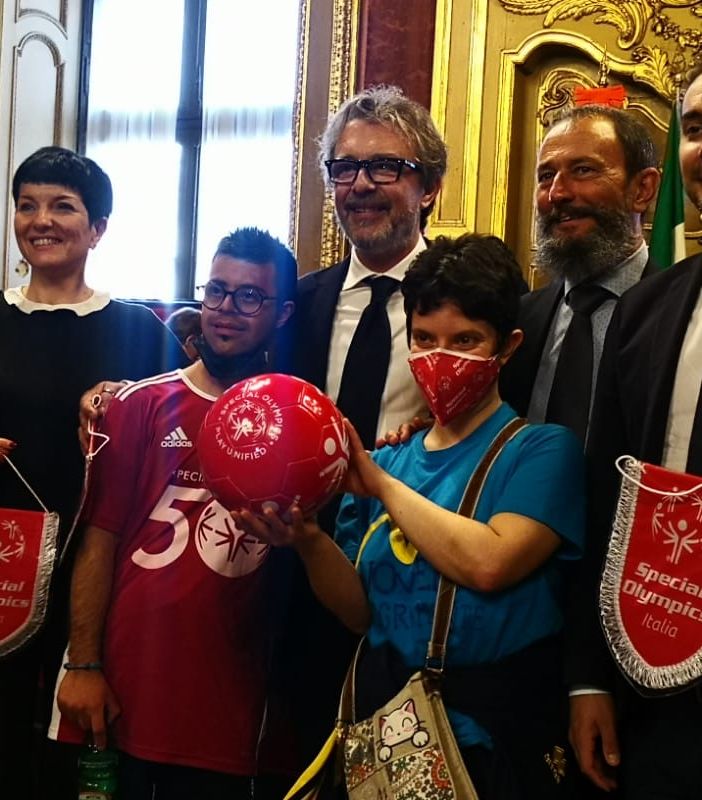 Special Olympics, la torcia arriva (simbolicamente) in Sala Rossa. A Torino dal 4 giugno tremila atleti e 20 discipline [VIDEO]