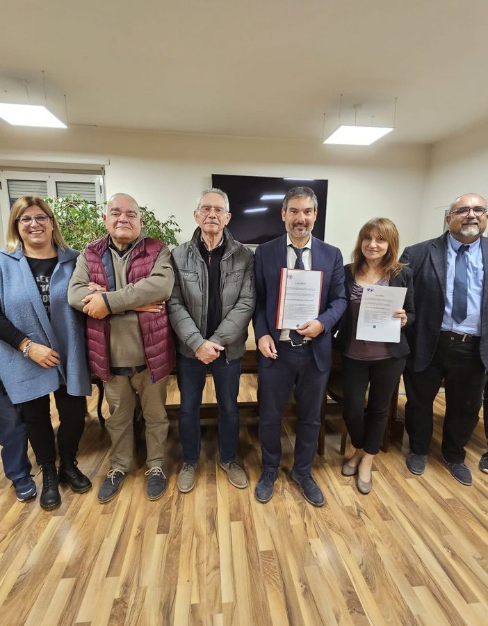 Persone raccolte in una sala