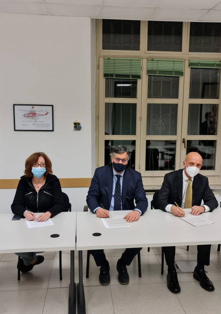 Tavolo con i firmatari dell'accordo