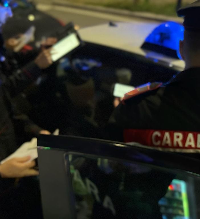 Fermato per un controllo dai carabinieri, va fuori di testa e mostra gli attributi: denunciato