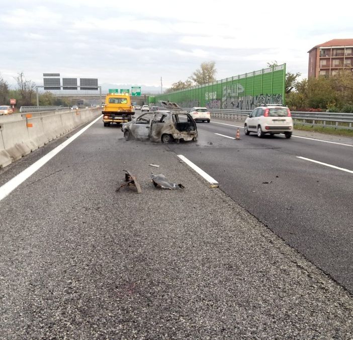 Stupinigi, attimi di paura: auto prende fuoco sulla tangenziale
