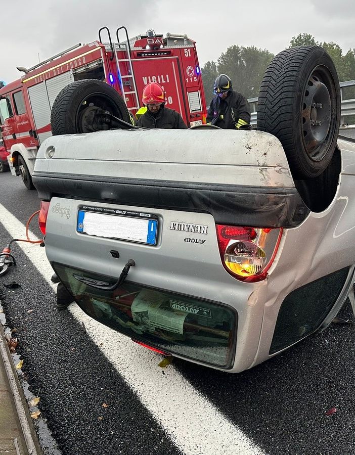 Incidente sulla Torino-Pinerolo all'altezza di Piscina: un'auto si ribalta sulla carreggiata