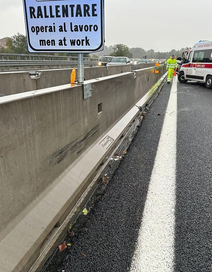 Auto esce di strada e si ribalta sul prato fuori dalla carreggiata: paura sulla tangenziale
