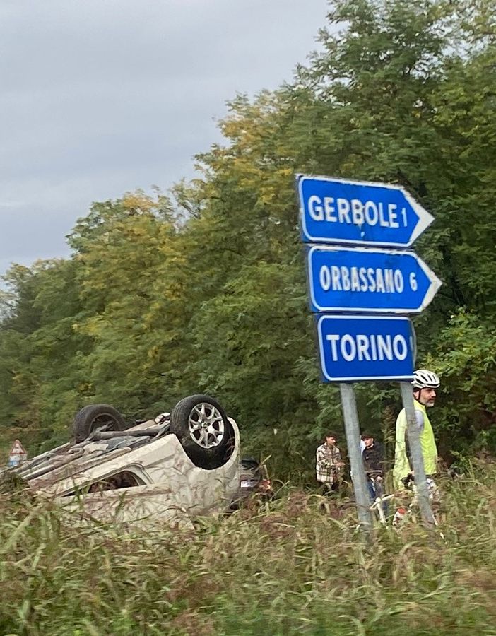 Auto si ribalta fra Gerbole e Orbassano: momenti di paura