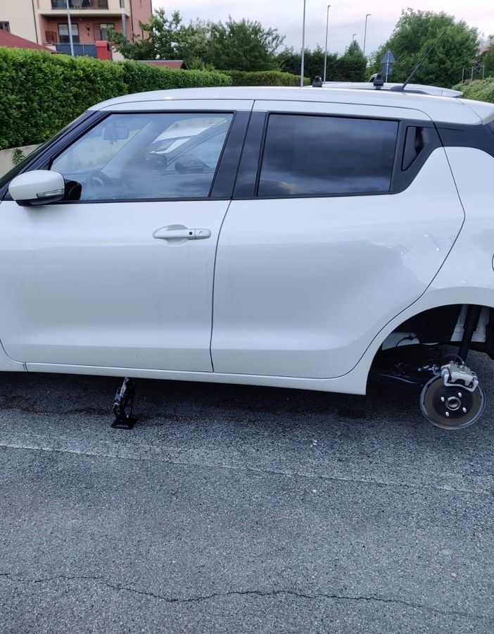 Ladri di (pezzi di) auto scatenati anche a Nichelino