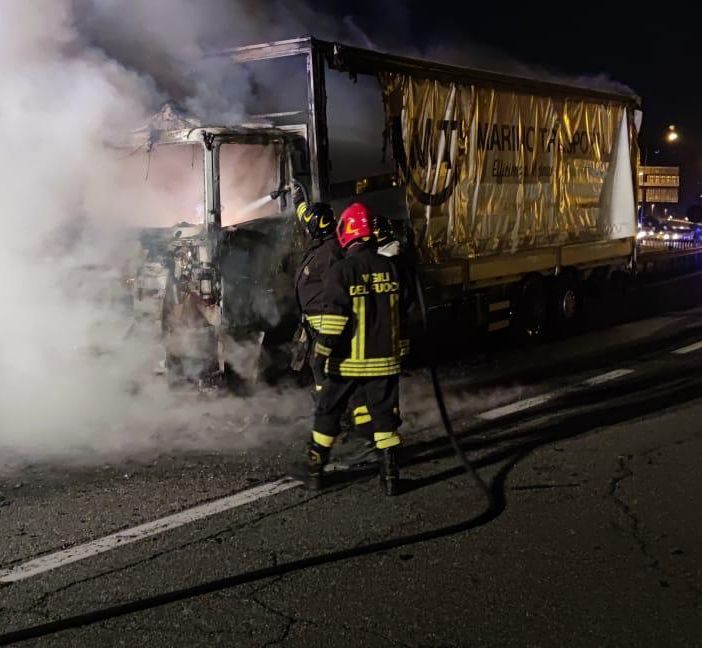 autocarro in fiamme