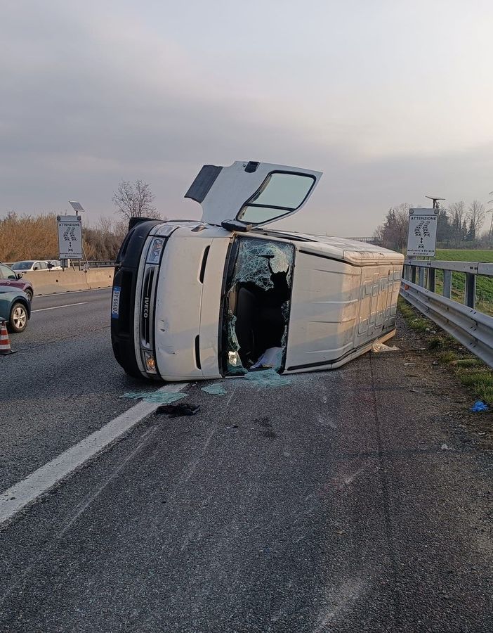 Un autocarro si è ribaltato all'altezza di Rivoli