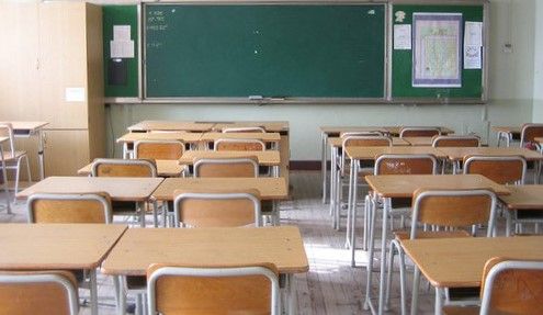 banchi di scuola in un'aula