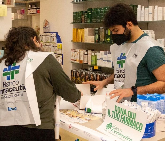 volontari del banco farmaceutico in farmacia