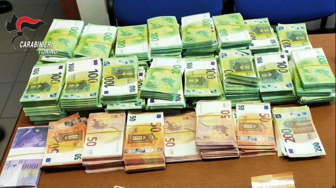 banconote fac simile su tavolo carabinieri
