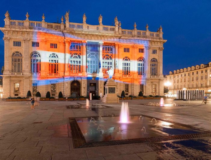 La bandiera del Piemonte proiettata su Palazzo Madama