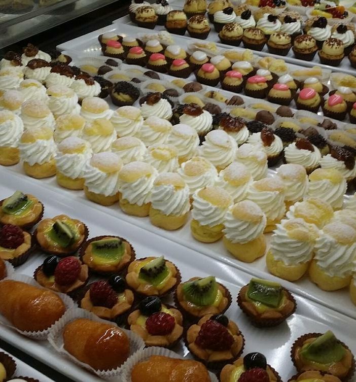 dolci e paste in una vetrina di pasticceria