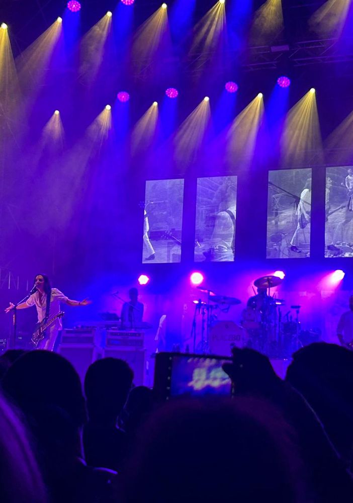 In migliaia al Sonic Park per i Placebo, Brian Molko dal palco: “Meloni razzista”