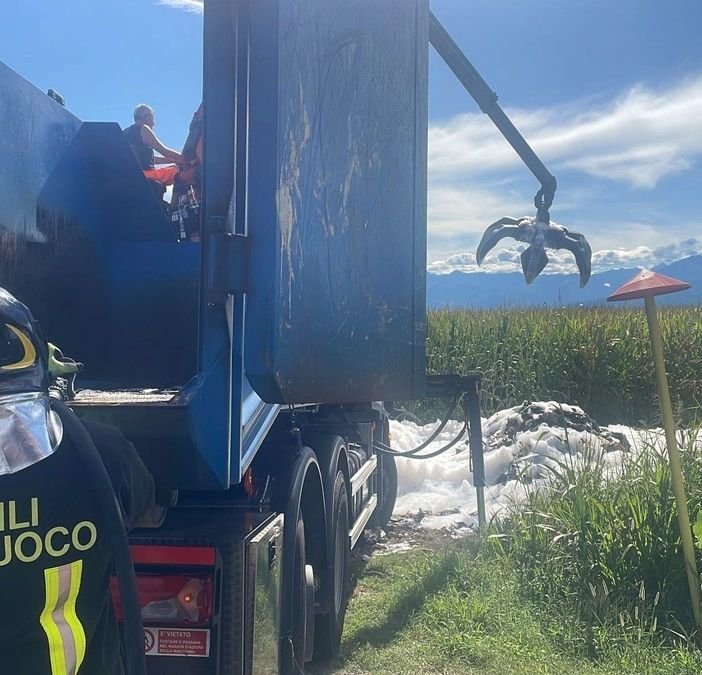 Airasca, carta da macero in fiamme nel camion della raccolta differenziata: l'intervento dei vigili del fuoco