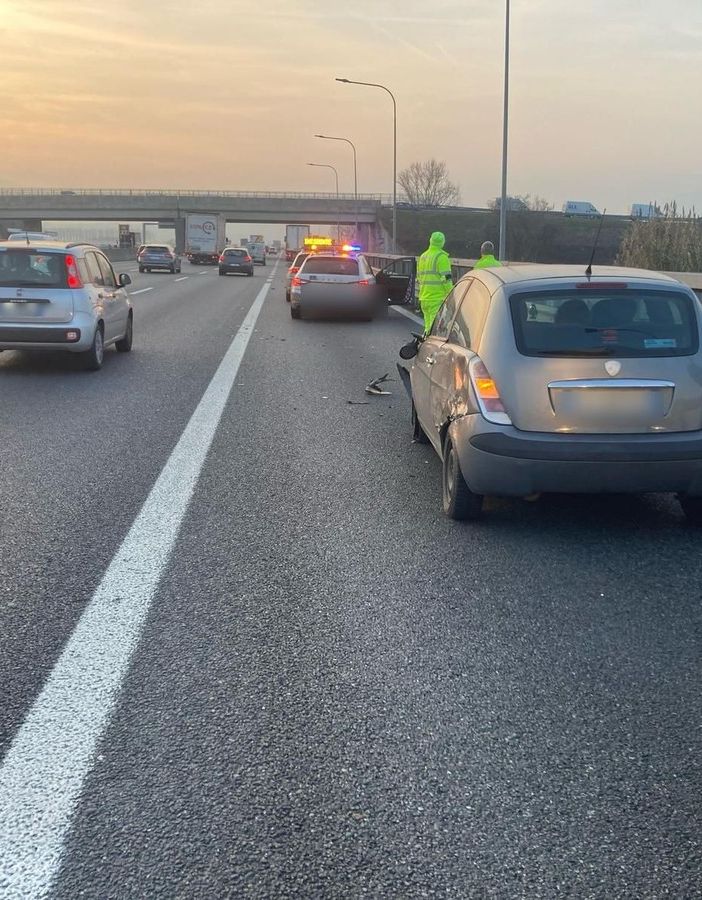 Incidente tra due mezzi in tangenziale sud: tre feriti non gravi, disagi per la circolazione