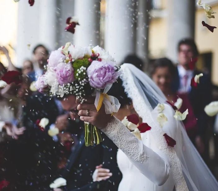 Matrimonio nella cascina di Stupinigi, ma all'arrivo degli sposi le porte sono chiuse: &quot;Un momento di felicità trasformato in sconforto&quot;