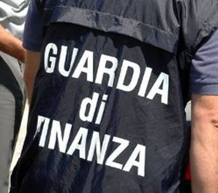 Il gruppo aveva portato via 78 borse da donna, sette orologi e gioielli: bottino da oltre 50mila euro Il gruppo aveva portato via 78 borse da donna, sette orologi e gioielli: bottino da oltre 50mila euro