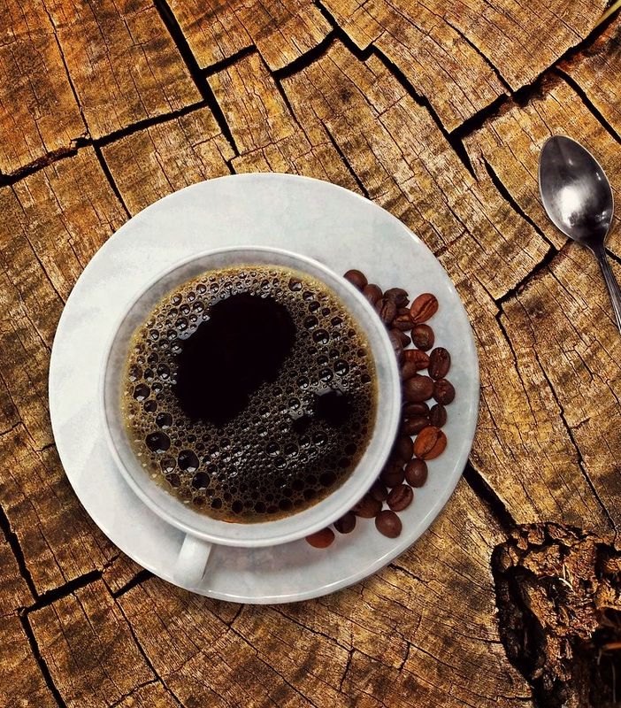 Il caffè è un piacere che al bar potrebbe arrivare a costare 2 euro