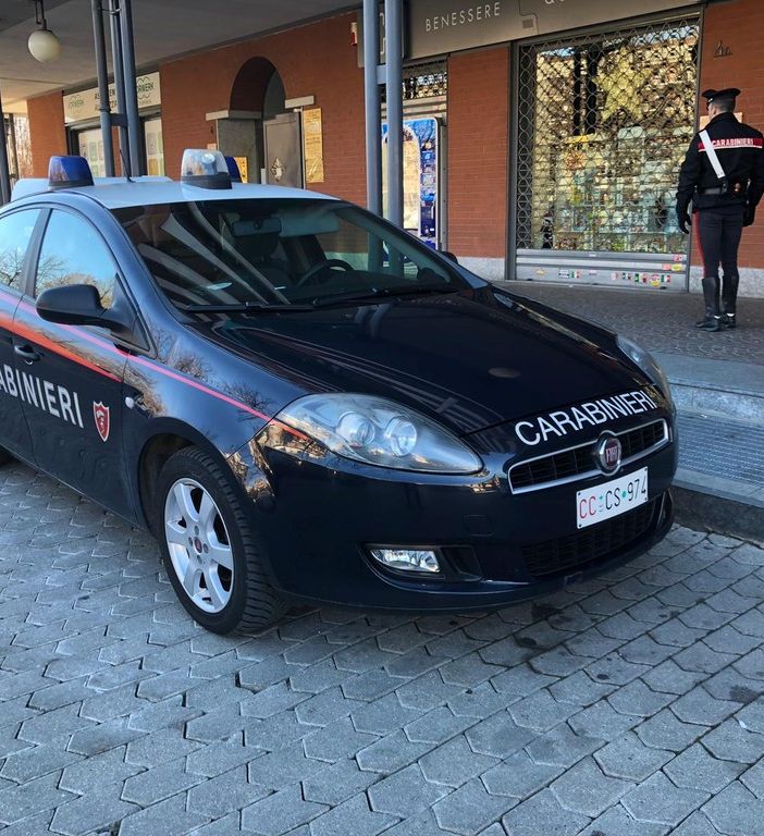 auto dei carabinieri parcheggiata