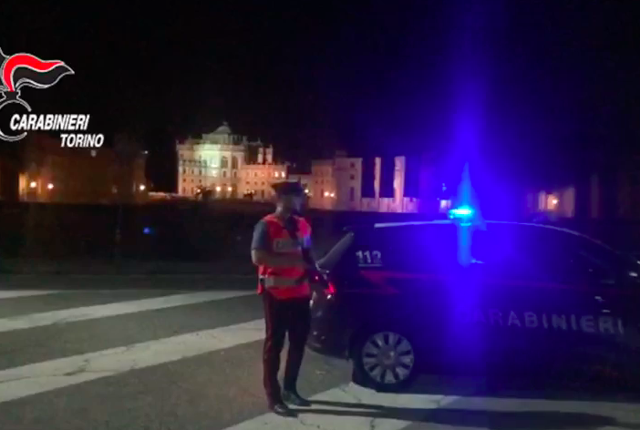 Ruba l’auto del padre, 15enne rischia di investire un carabiniere durante un posto di blocco: denunciato