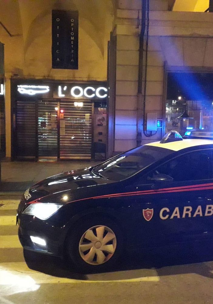 Pinerolo, 58enne rompe la vetrina di un'ottica e ruba cinque paia di occhiali: arrestato