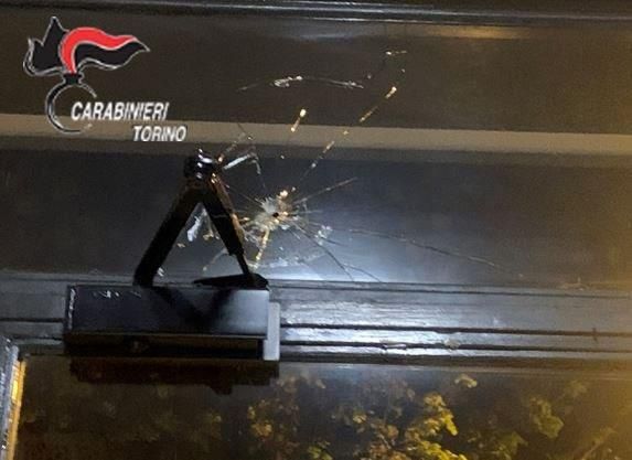 immagine di repertorio di un vetro infranto da un colpo di pistola