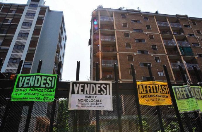 cartelli di case in vendita e in affitto