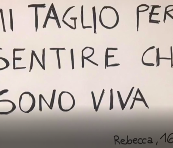 cartello scritto da giovane sofferente