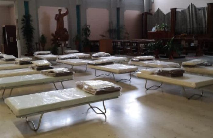 Malati sotto il crocefisso: al San Luigi i pazienti ricoverati nella chiesa dell'ospedale [FOTO]
