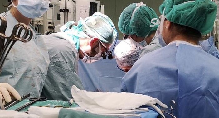 medici durante un intervento salvavita