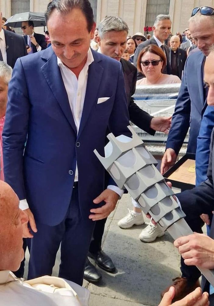 Cirio incontra Papa Francesco: &quot;Ha benedetto la fiaccola delle Universiadi invernali Torino 2025&quot;