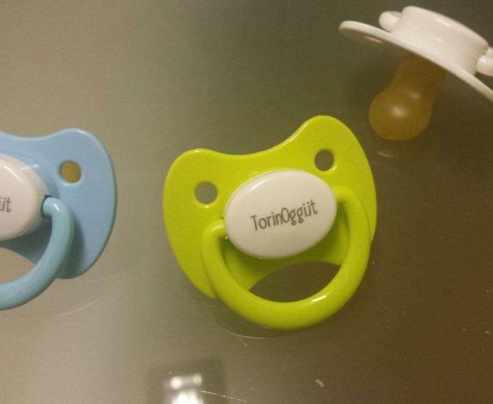 Il ‘primo ciuccio’ ai nati il 1° gennaio lo regalano Torinoggi e Piazzapinerolese